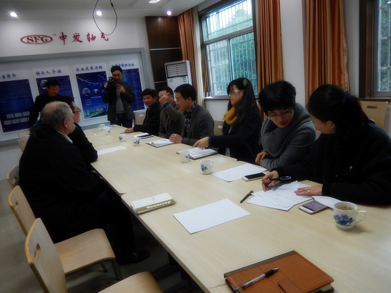 外國專家團(tuán)隊與外專局領(lǐng)導(dǎo)一行進(jìn)行座談